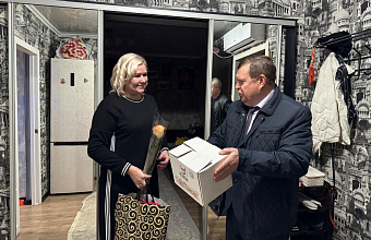 В преддверии Дня матери мэр Кизляра навестил родителей Героев СВО