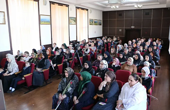 Торжественное мероприятие ко Дню матери провели в Казбековском районе