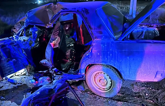 Водитель легковушки въехал в стоящий экскаватор в Дагестане, один человек погиб