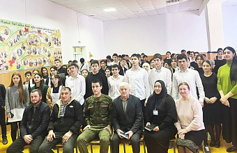 Школьники в Тарумовском районе встретились с участником СВО Камилем Гусейновым