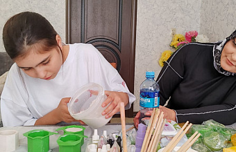 Девочка, наполняющая окопы ароматами цветов