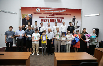 Муху Алиев наградил победителей Чемпионата Дагестана по шахматам