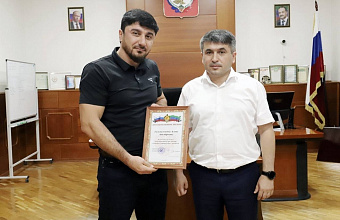 Магомед Курбанов вручил Аслану Гюльмагомедову благодарственное письмо за спасение утопающих