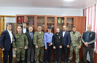 Глава Буйнакска Махач Абдулмуслимов вручил государственные награды землякам - трем участникам СВО