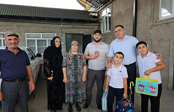 В рамках акции «Собери ребенка в школу» детям участников СВО вручили школьные наборы в Магарамкентском районе