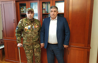 Ректор ДГПУ Нариман Асваров встретился с участником СВО Магомедом Гусейхановым