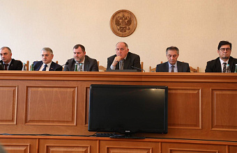 Премьер-министр Дагестана поручил перераспределить штаты медучреждений для усиления родильных отделений