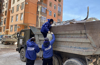 Активисты «ЕР» и «Молодой гвардии» помогли в устранении последствий взрыва в многоквартирном доме в Махачкале