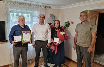Родителям участников СВО передали медали «Герой Дагестана»