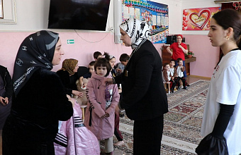 Фонд «Чистое сердце» оказал поддержку детям с ОВЗ из Казбековского района