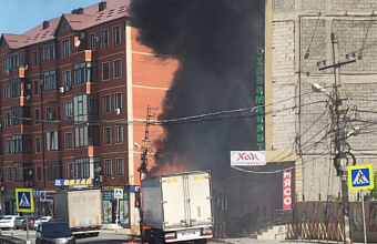 В пригороде Махачкалы на дороге загорелся грузовик