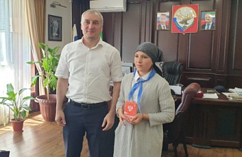 Абдуразак Джамалутдинов вручил первые паспорта юным жителям Хунзахского района