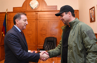 Заур Аскендеров вручил командиру батальона «Каспий» памятные именные часы за мужество и отвагу