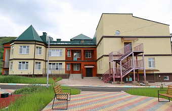 Единороссы проверили ход строительства детсада в Лакском районе