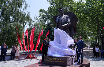 Памятник почетному Председателю Госсовета РД Магомедали Магомедову открыли в Махачкале