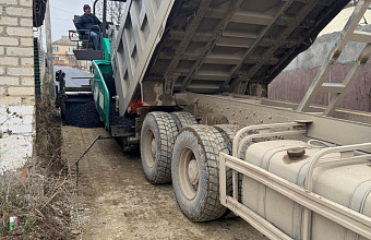 В селе Новолакское завершили ремонт проблемного участка дороги